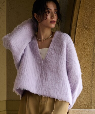 ディープキーネックモヘアライクニット