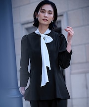 パフスリーブペプラムクルーネックブラウス