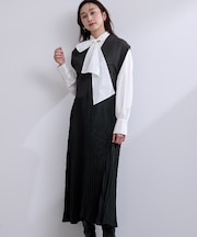 ディープVネックプリーツワンピース