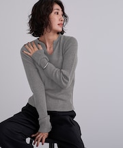 チクチクしないウールブレンドキーネックリブニット