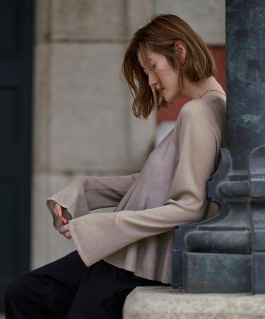 シアーペプラムニット