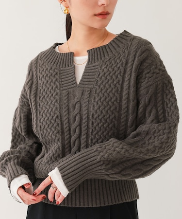 キーネックケーブルニット