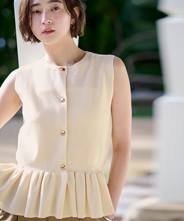 ゴールド釦ペプラムノースリーブニット