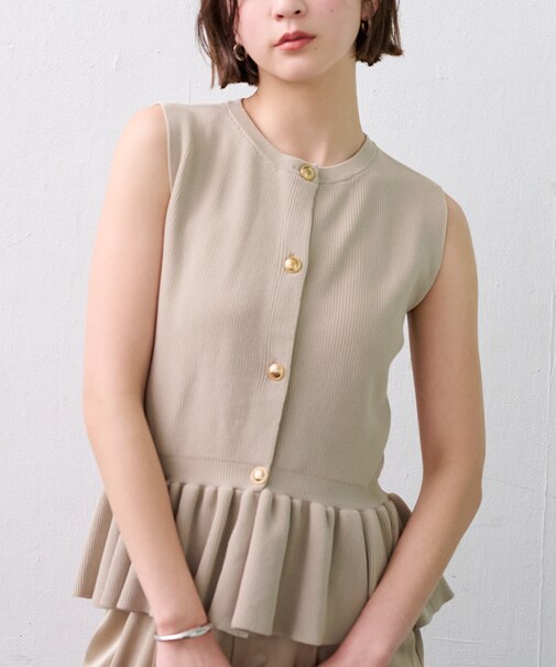 ゴールド釦ペプラムノースリーブニット