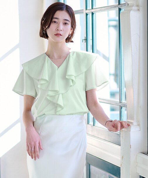 フリルVネックブラウス