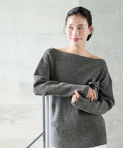 オフショルダーニュアンスニット