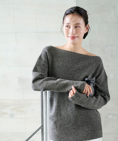 オフショルダーニュアンスニット