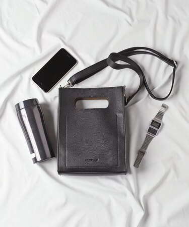 シンセティックレザースクエアショルダーバッグ