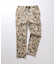 迷彩プリントスリムテーパードパンツ