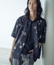総柄プリントレギュラーカラールーズドレープ半袖シャツ