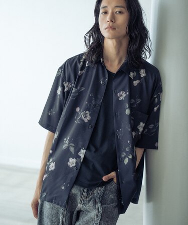 総柄プリントレギュラーカラールーズドレープ半袖シャツ