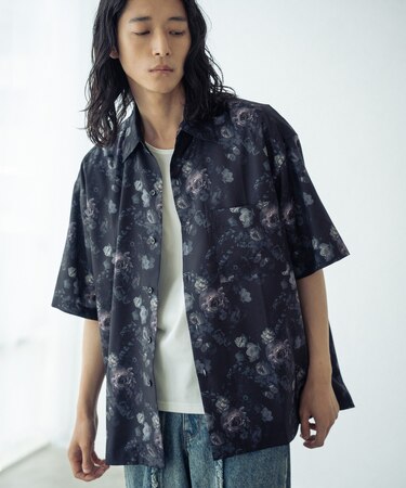 総柄プリントレギュラーカラールーズドレープ半袖シャツ