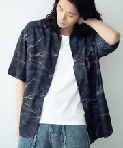 総柄プリントレギュラーカラールーズドレープ半袖シャツ