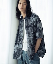 総柄プリントレギュラーカラールーズドレープ半袖シャツ