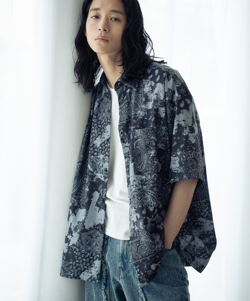 総柄プリントレギュラーカラールーズドレープ半袖シャツ