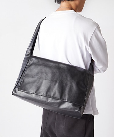 ＜WEB限定＞【REGiSTA】PUレザービッグショルダーバッグ