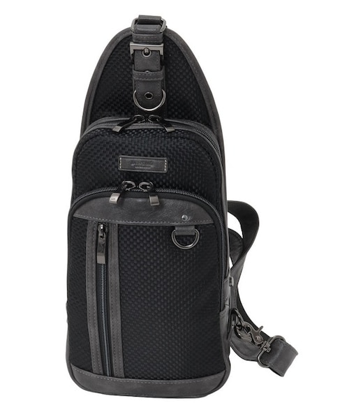 最終価格⭐️確実正規品 黒 レザー ボディバッグ 調整可能ストラップ 合皮切り替え ボディバッグ｜メンズビギの通販｜&mall（アンドモール