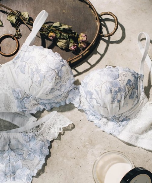 華あり刺繍のノンワイヤーしっかり盛れるノンワイヤー 「スタイルアップワイヤレスビターセクシー ペアブラジャー(ワイヤー無し)」 ノンワイヤーブラショーツセット