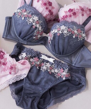 可憐なフラワーレースのフェミニンランジェリーナチュラルバスト 「フラワークラウン」 ブラジャーショーツセット