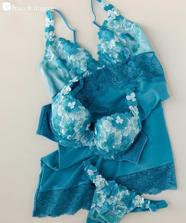 可憐な花びら刺繍ワンピースのインナーとしても◎ 「グレースイストフラワーペタル デザイン系スリップ」 スリップ