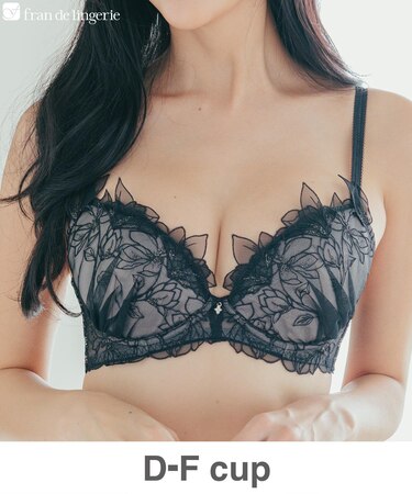 軽やかに揺れるチュールフラワー安定感◎のすっきりバストメイク 「ノーブルティアラブラ002 ブラジャー（ワイヤー有り）」 ブラジャー