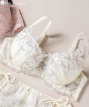 軽やかに揺れるチュールフラワー安定感◎のすっきりバストメイク 「ノーブルティアラブラ002 ブラジャー（ワイヤー有り）」 ブラジャー