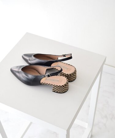 【INTER-CHAUSSURES】ポインテッドトウVカットバックバンド