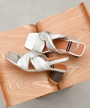 【ANGEL ALARCON】スクエアトウクロスベルトサンダル(D52003)