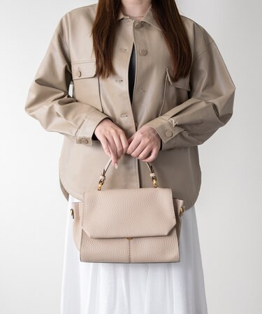 【LORISTELLA】シュリンクレザーフラップハンドバッグ