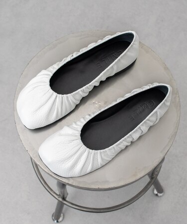 【EMILE】オブリークトウギャザーフラットバレエ