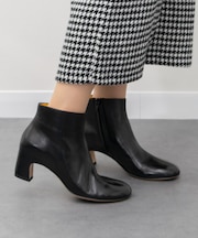 【mara bini】オブリークトウカバードヒールブーツ