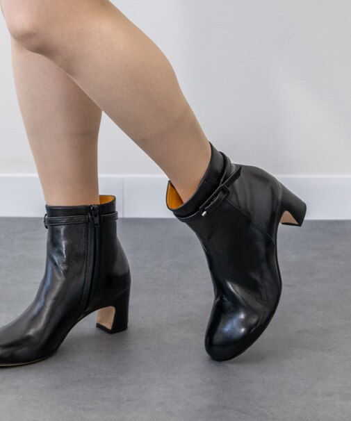 【mara bini】オブリークトウアンクルベルトブーツ