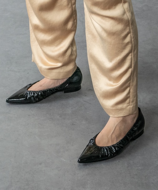 【INTER-CHAUSSURES】ポインテッドトウギャザーパンプス