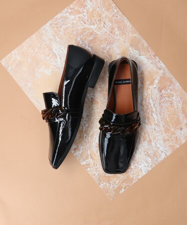 【ANGEL ALARCON】スクエアトウアクリルチェーンローファー