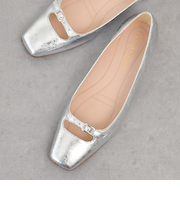 【INTER-CHAUSSURES】スクエアトウバックルサケットバレエ