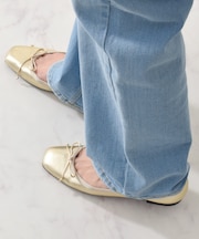 【INTER-CHAUSSURES】リボン付きスクエアフラットパンプス