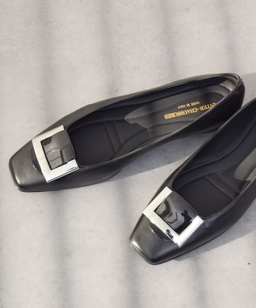 【INTER-CHAUSSURES】スクエアトウバックルサケットバレエ