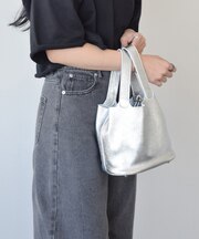 【Andrea Cardone】メタリックレザーバケットバッグ