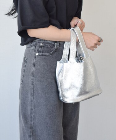 【Andrea Cardone】メタリックレザーバケットバッグ