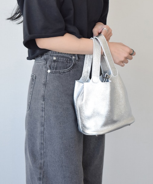 【Andrea Cardone】メタリックレザーバケットバッグ