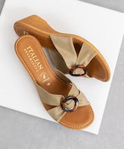 【ITALIAN SHOEMAKERS】べっ甲風バックルウェッジヒールサンダル