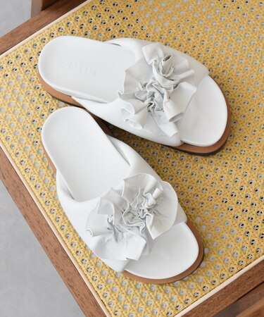 【EMILE】ビッグコサージュフットベッドサンダル