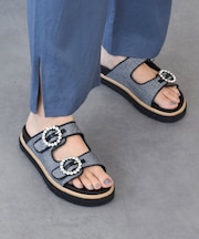 【LUCA GROSSI】フットベッドビジューバックルサンダル