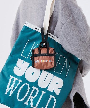 MICRO WEEKENDER CHARM LSSタイポグラフィチャームブラウン