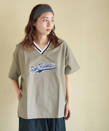 evo. (エボ) WEB限定 スタジアムロゴ刺繍 ラインリブ 裾ドロスト Vネック ナイロン プルオーバーブラウス