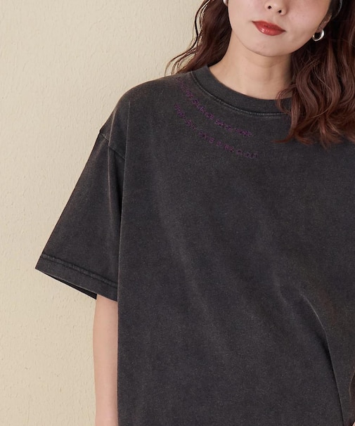 21/-OE天竺 パウダー加工 衿刺繍 Tシャツ