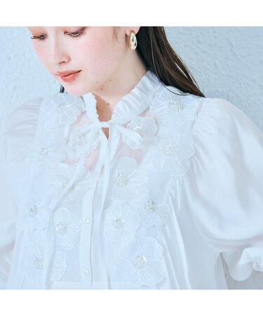 スパンコール付きフラワーモチーフブラウス