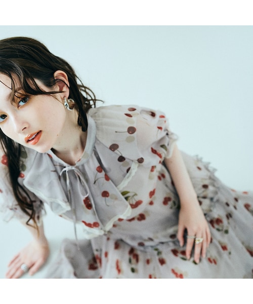 チェリープリントプリーツワンピース｜ローズティアラの通販｜&mall