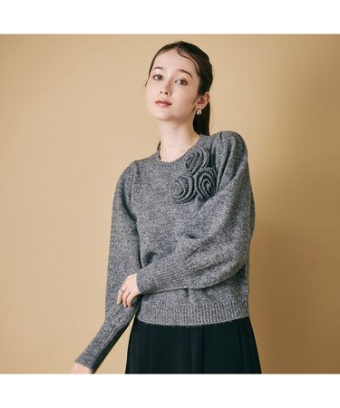 フラワーコサージュ付きニットプルオーバー