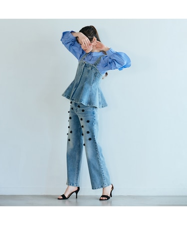 ビジュー付きブーツカットデニム